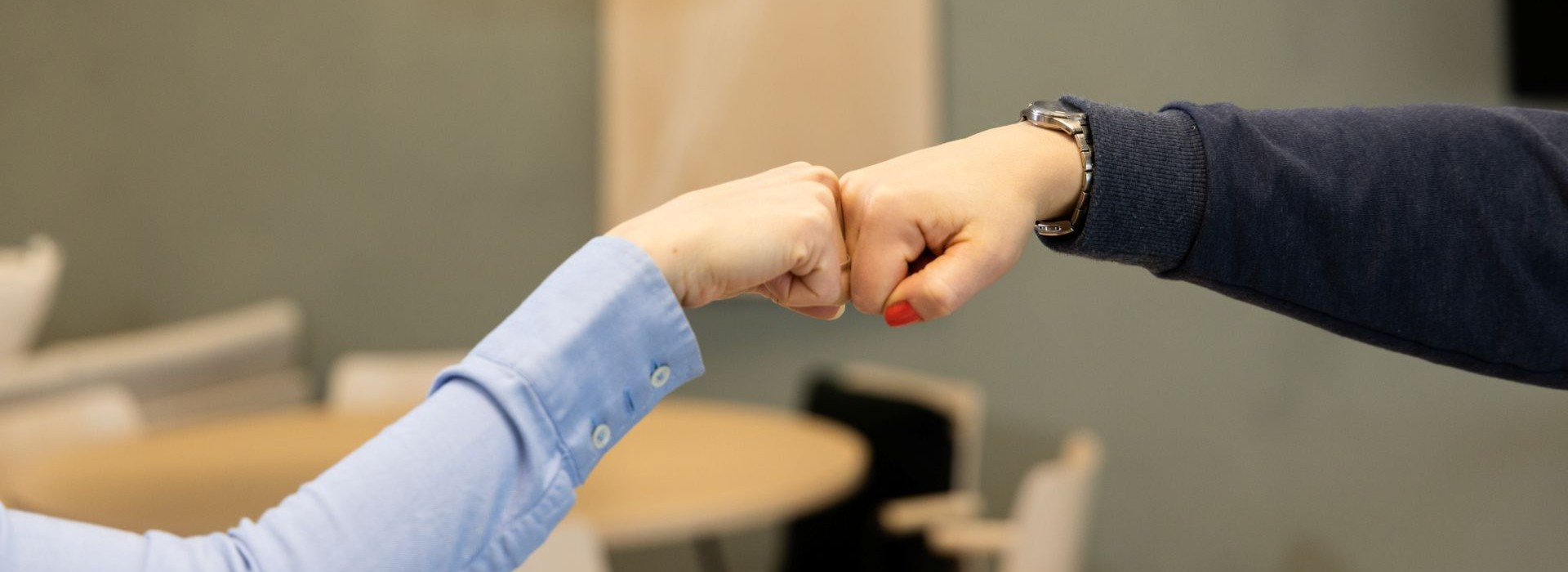 Certian työntekijät lyövät nyrkit tuulettaen yhteen.